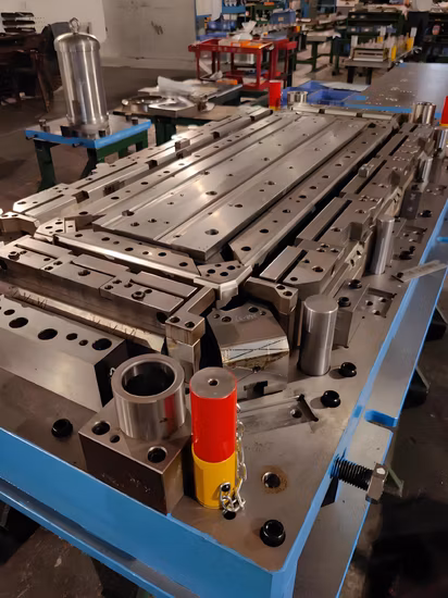 Matriz de estampagem/matriz de prensa/matriz de perfuração/matriz de hardware para peças de chapa metálica de forno de micro-ondas/componente/produto